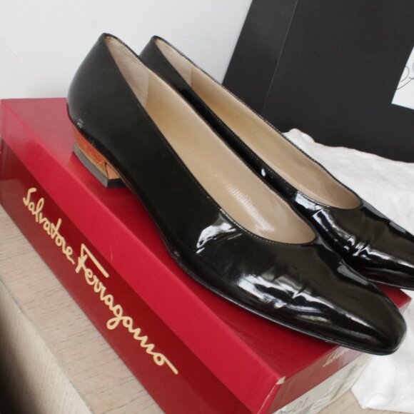 Salvatore Ferragamo Vintage Women's Narrow Fit 2cm 9AA Black Patent GOLD HEEL - Picture 1 of 9
